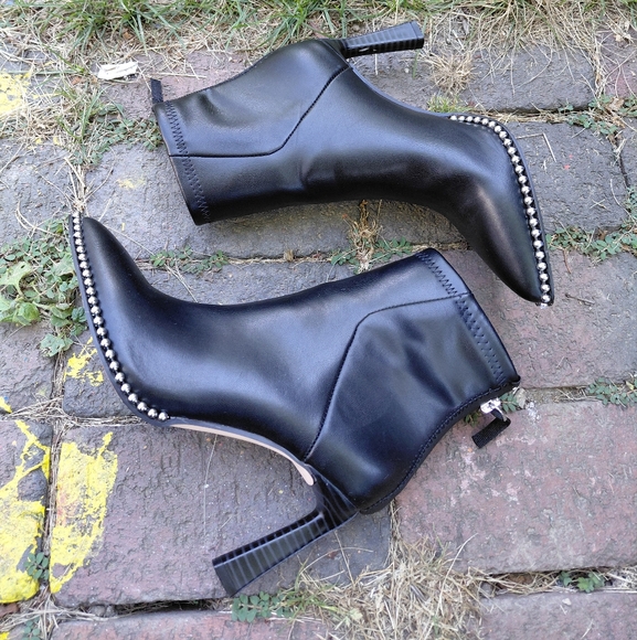New BCBG Generation black pointed toe metal studded booties - womens 6.5 - Picture 1 of 9